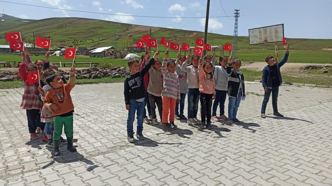 Çocuklarımız, 19 Mayıs Atatürk'ü Anma, Gençlik ve Spor Bayramı Töreninde Coşkuyla Bir Araya Geldi
